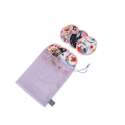 A lavender mesh drawstring pouch containing three round reusable pads with colorful cartoon patterns, shown on a white background with a purple label at the top displaying the letter F.